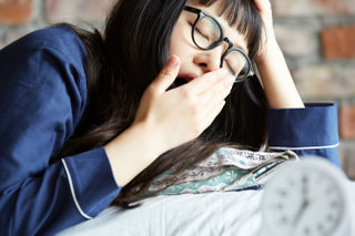 眠りたいのに眠れない…「不眠」が与える影響とその解消法